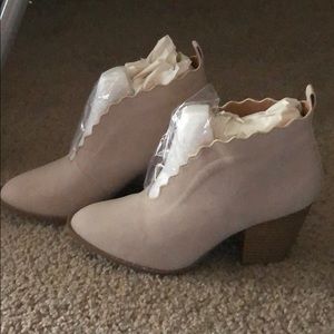 Beige scalloped booties